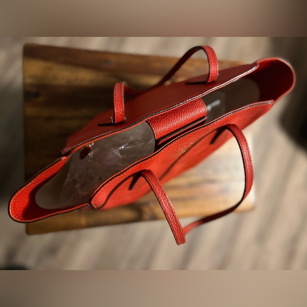 Gucci Leather Swing Tote Red vintage and was loved but in great condition. - Picture 9 of 12